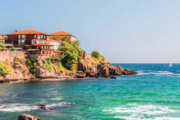 Bulgaristan 'ın eski Sozopol kentinin bir parçası. Kasabanın Karadeniz kıyısındaki körfezin manzarası.