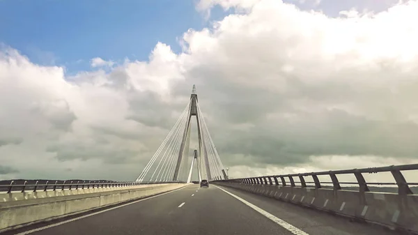 通过瑞典和丹麦之间的奥雷松德大桥旅行 — 图库照片