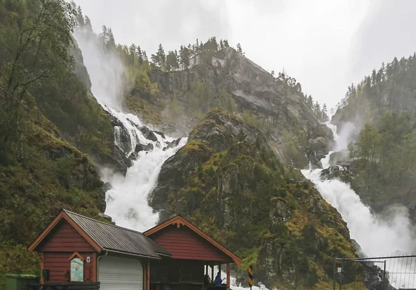 Vistas Incríveis Natureza Com Fiorde Cachoeira Montanhas Manhã Enevoada Sentimento — Fotografia de Stock