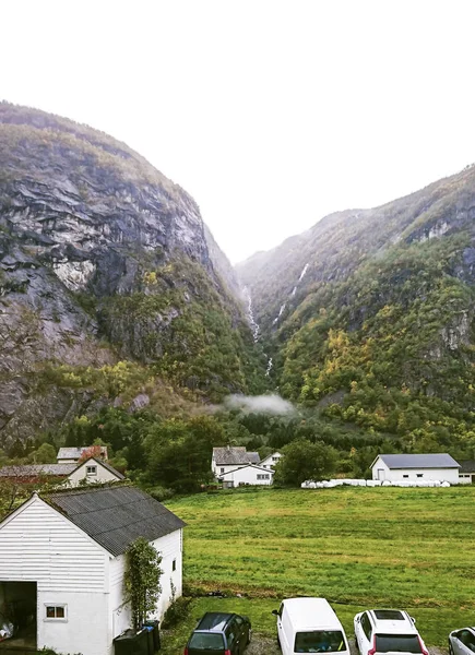 Норвегия Красивая Деревня Районе Хардангер Зеленые Пастбища — стоковое фото