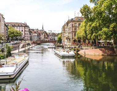 Fransa'nın Alsace bölgesinde merkezi Strasbourg Nehri boyunca güzel binalar. Geleneksel yarım ahşap mimarisi birçok yapılardır. 