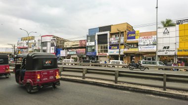 Şehir hayatı - binalar, reklam, city road, taşıma parçası Kalutara, Sri Lanka - 24 Ocak 2017:.