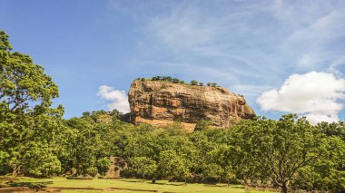 Sigiriya. Aslan'ın rock. Büyük taş ve antik kaya kale ve Sarayı harabe bir yer. Sri Lanka 
