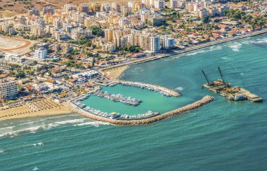 Kıbrıs Rum Kesimi 'nin Larnaca liman kenti. Uçaktan sahil şeridine, plajlara, limana ve Larnaka şehrinin mimarisine bakın..