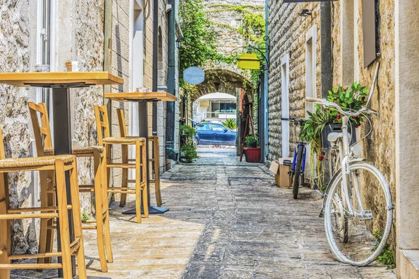 Eski Budva Kasabası, Karadağ. Bu şehrin bahsi geçeli 26 yüzyıldan fazla oluyor. Antik evler görüyoruz, çok dar bir sokak, kafeler, dükkanlar..