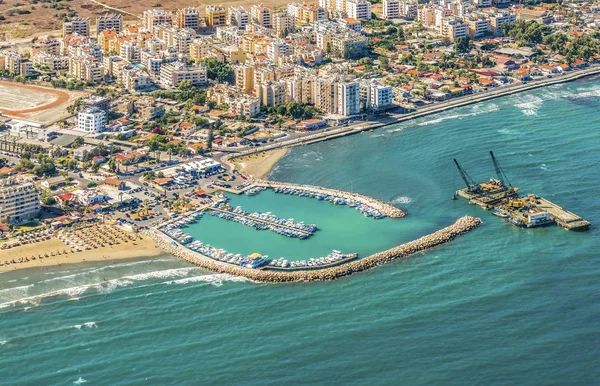 Kıbrıs Rum Kesimi 'nin Larnaca liman kenti. Uçaktan sahil şeridine, plajlara, limana ve Larnaka şehrinin mimarisine bakın..