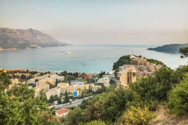 Görünümü resort kasaba Becici, Budva Riviera, Karadağ kalabalık plajlar ve oteller.