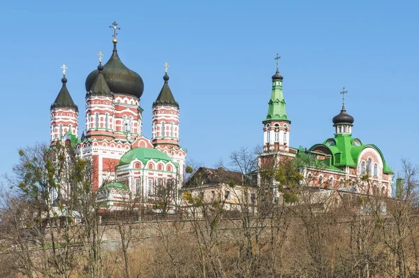 教堂建筑的视图 圣潘泰隆主教座堂 Panteleimon Cathedral 是基辅费弗尼亚郊区的一座东正教主教座堂 圣潘特莱蒙女修道院的主要庙宇 — 图库照片