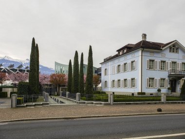 Bahar Vaduz,Lihtenştayn'a geldi. Şehir merkezinden çiçekli ağaçların ve Alplerin karlı zirvelerinin manzarası.