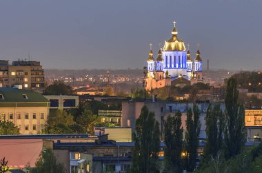 Rivne şehrinpokrovsky Katedrali'nin akşam görünümü, Ukrayna ukrayna ruhunun özünün gerçek bir vücut bulmuş tapınak mimarisi, harika bir inci.