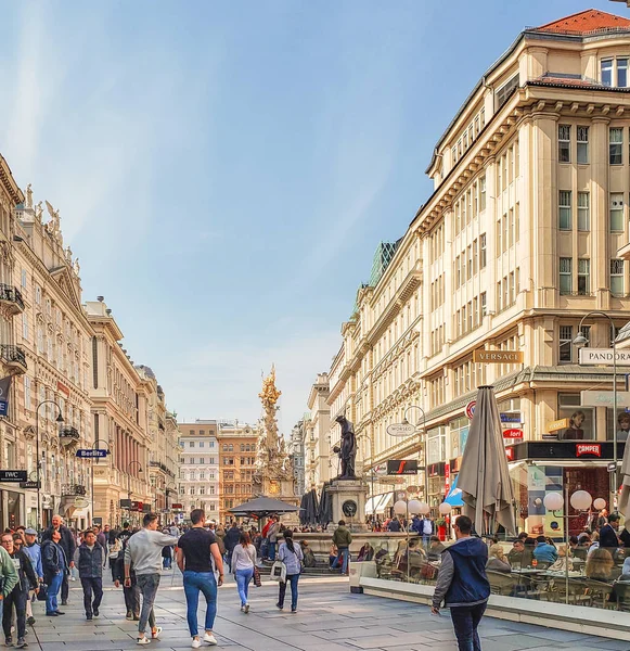オーストリア ウィーン 2019年4月2日 グラッケンストリートはステファンス広場から出発する有名な歩行者エリアです 通りの真ん中に168292年に建てられたペストコラムがあります — ストック写真