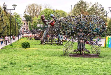 Rivne Ukrayna - 4 Mayıs 2019: Sahte rakamların sokak görünümü.