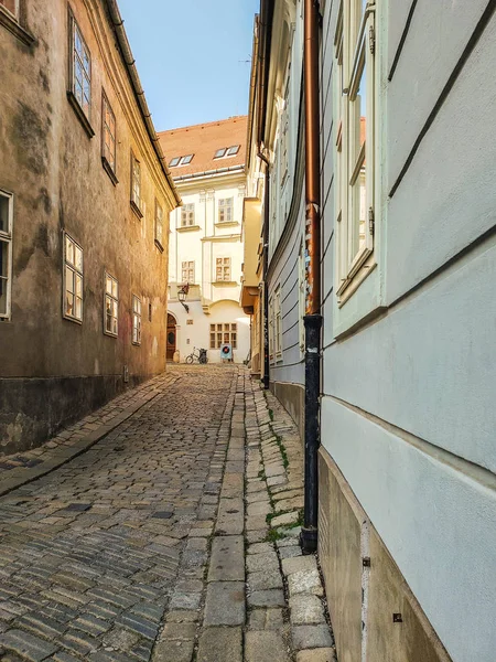 スロバキア ブラチスラバの旧市街の通りの断片 旧市街は 古代の特別な精神がホバーするここにあるので 観光客が歩くのに人気の場所です — ストック写真