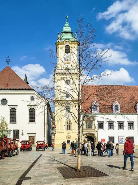 ブラチスラバ スロバキア 2019 メイン広場の観光客 名前はフラヴネ 広場は旧市街に位置し 市内中心部です — ストック写真