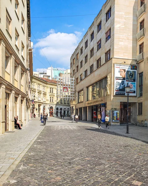 ブラチスラバ スロバキア 2019 旧市街の通りの断片 旧市街は 古代の特別な精神がホバーするここにあるので 観光客が歩くのに人気の場所です — ストック写真