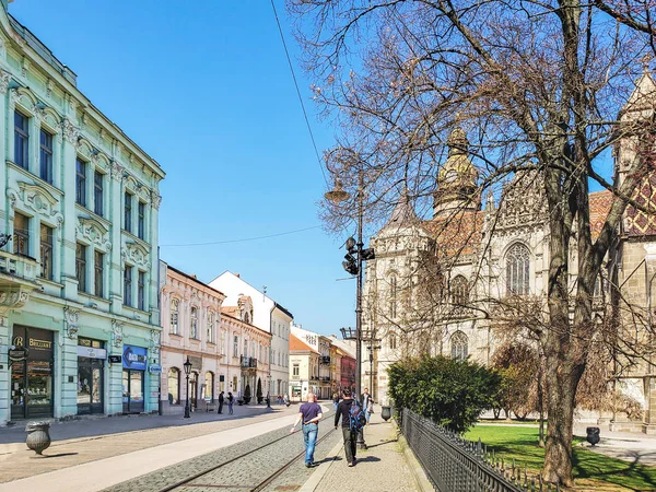 コシツェ スロバキア 2019年3月31日 人々は聖エリザベス大聖堂の近くのムリンスカ通りを歩きます コシツェはスロバキア東部最大の都市です — ストック写真