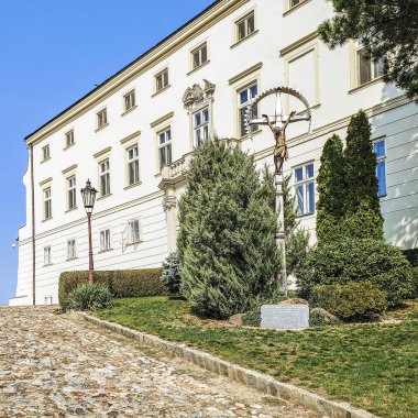 Ön planda barok bir veba direği var. Sütun 1750 yılında Slovakya'da Nitra Kalesi'nin altına kurulmuştur. Arka planda Nitran Kalesi'nin merkezi binası - Bazilika.