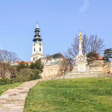 Ön planda barok bir veba direği var. Sütun 1750 yılında Slovakya'da Nitra Kalesi'nin altına kurulmuştur. Arka planda Nitran Kalesi'nin merkezi binası - Bazilika.