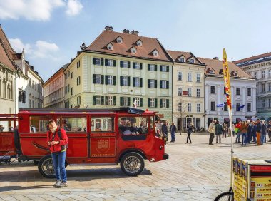 Bratislava, Slovakya - 01 Nisan 2019: Ana meydandaki turistler (nametie Hlavne). Meydan Eski Kent'te yer alır ve şehrin merkezidir..
