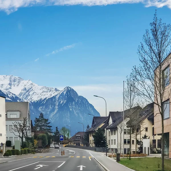 Peryferiach Miasta Vaduz Stolicy Liechtensteinu Tle Widać Śnieg Pokryte Szczyty — Zdjęcie stockowe