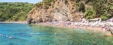 Budva, Karadağ - 18 Ağustos 2017: Budva, Karadağ'daki Mogren plajıpanoraması - Budva Riviera'nın en popüler plajlarından biri.