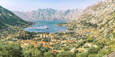 Kotor, Karadağ Panoraması. Kotor Koyu'ndaki Adriyatik Denizi, korunmuş bir Venedik Kalesi, eski küçük köyler, ortaçağ şehirlerinden ve pitoresk dağlar en güzel yerlerden biri.