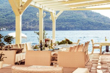 Perast, Karadağ - 24 Ağustos 2017: Su üzerindeki eski kafenin bir parçası, leziz yerel mutfağı ve Kotor Körfezi'nin güzel manzarasıyla göz de yaygın bir turistik yerdir..