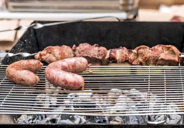 Pyszne Mięso Bawarskie Kiełbaski Grillu — Zdjęcie stockowe