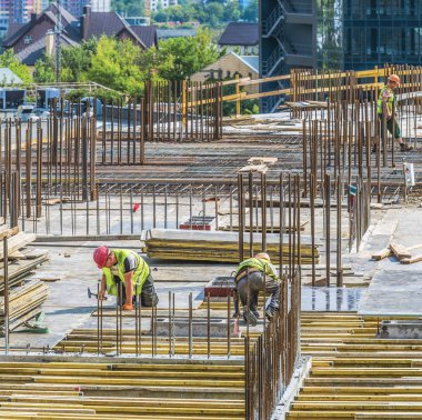 Kiev, Ukrayna - 9 Ağustos 2019: Bir konut binasının yapım ve şantiyesi altında yeni bina. Şantiyede beton çalışması yapılıyor.
