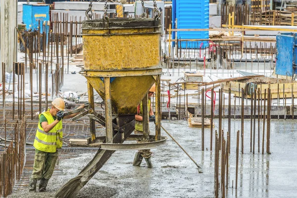 Edificio Nuevo Construcción Construcción Edificio Residencial Están Realizando Trabajos Concretos —  Fotos de Stock