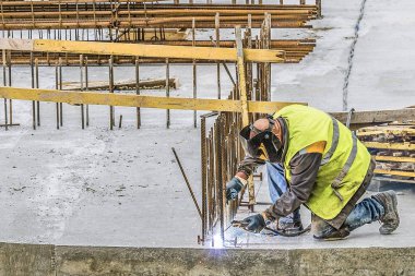 Kaynak çelik çubuklarda kaynakçı. Korumalı Metal Ark Kaynağı (Smaw) ile Proses) .