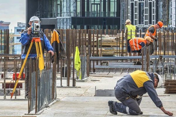 Ingénieur Géomètre Travaillant Avec Théodolite Sur Chantier Construction — Photo