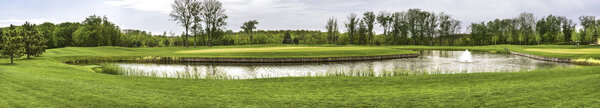 Панорама поля для гольфа в Межигорье под Киевом, Украина
.