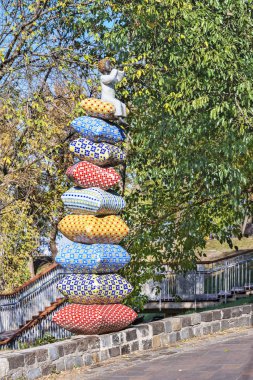 Kiev, Ukrayna - 14 Ekim 2019 Manzara Sokağı, yastık yığınının üzerinde oturan küçük bir peri masalı karakteri heykeli.