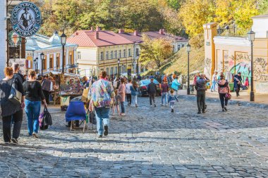 Kiev, Ukrayna - 14 Ekim 2019 - Andriyivsky Descent (gerçek adı: Andrew 's Descent) Yukarı Kiev şehriyle Podil' in tarihsel ticari bölgesini birbirine bağlayan tarihsel bir atlamadır..