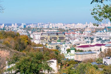 Ukrayna 'nın tarihi Podol bölgesindeki yeni bir yerleşim alanındaki Vozdvizhenka' daki yeni apartmanların çok renkli çatılarının manzarası. Arka planda Obolon var..