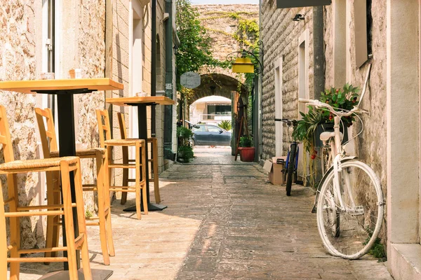 Eski Town Street Budva, Karadağ. Bu şehrin bahsi geçeli 26 yüzyıldan fazla oluyor. Antik evler görüyoruz, çok dar bir sokak, kafeler, dükkanlar..