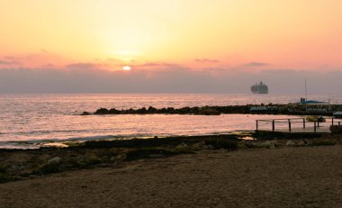 Kıbrıs Rum Kesimi 'nin Paphos kentinde Akdeniz üzerinde gün batımı.