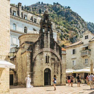 Kotor, Karadağ - 24 Ağustos 2017: Ana meydanda St. Tryphon Katedrali görülüyor. Adriyatik kıyısındaki bu kilise en eski kiliselerden biridir.. 