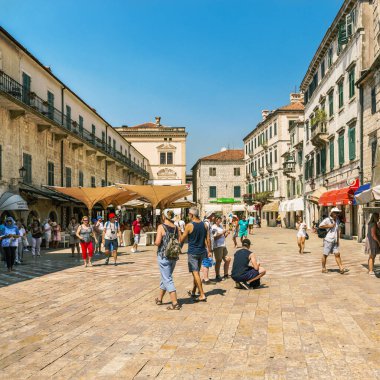 Kotor, Karadağ - 24 Ağustos 2017: Eski Kotor kasabasındaki Silah Meydanı manzarası. Kotor, Karadağ 'ın Kotor Körfezi' nde yer alan bir kenttir..