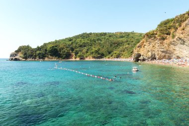 Karadağ 'ın Budva kentindeki Mogren plajı Budva Riviera' nın en popüler plajlarından biri..