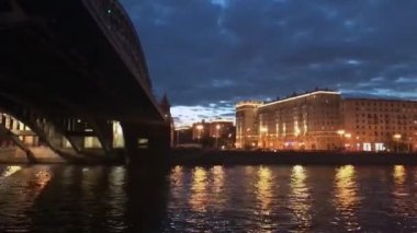 Moskova Nehri üzerinde tekne Gorki Park yakınındaki. Gece hızlandırılmış