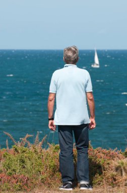 İnsan, okyanusta yatta izliyor.