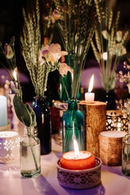 Yanan mumlar ve çiçekler ile romantik Tablo ayarı. 