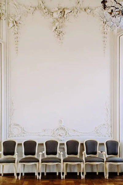 Luxury Large Wall Empty Chairs Row Front View — Stock Photo, Image