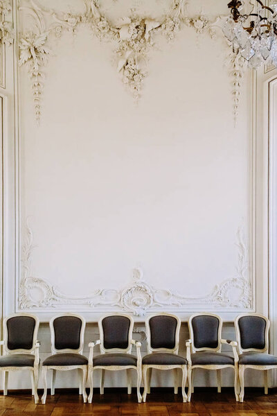 Роскошная большая стена с пустыми стульями в ряд. Вид спереди
.