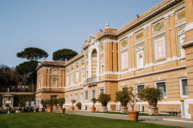 Vatikan, Rome, İtalya - 13 Mart 2015: Vatikan Müzesi ile bir bahçe. Güzel manzara Bahar, Vatikan Müzesi.
