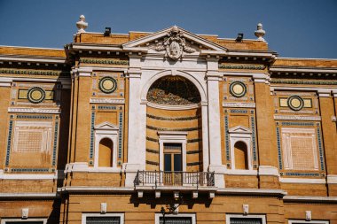 Eski bir bina balkon.