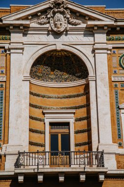 Eski bir bina balkon.