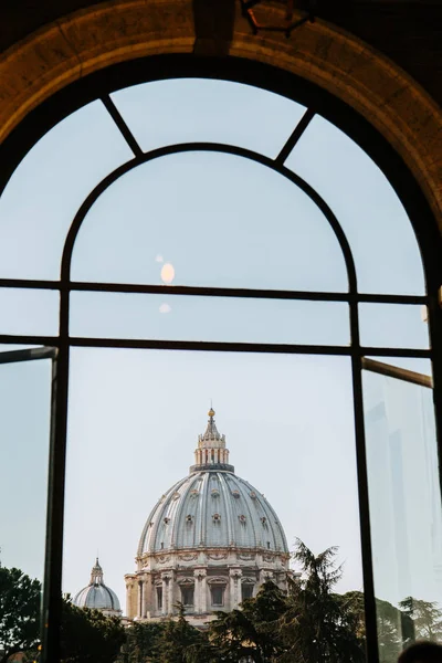 Θέα Από Παράθυρο Στην Βασιλική Του Αγίου Πέτρου Βατικανό — Φωτογραφία Αρχείου